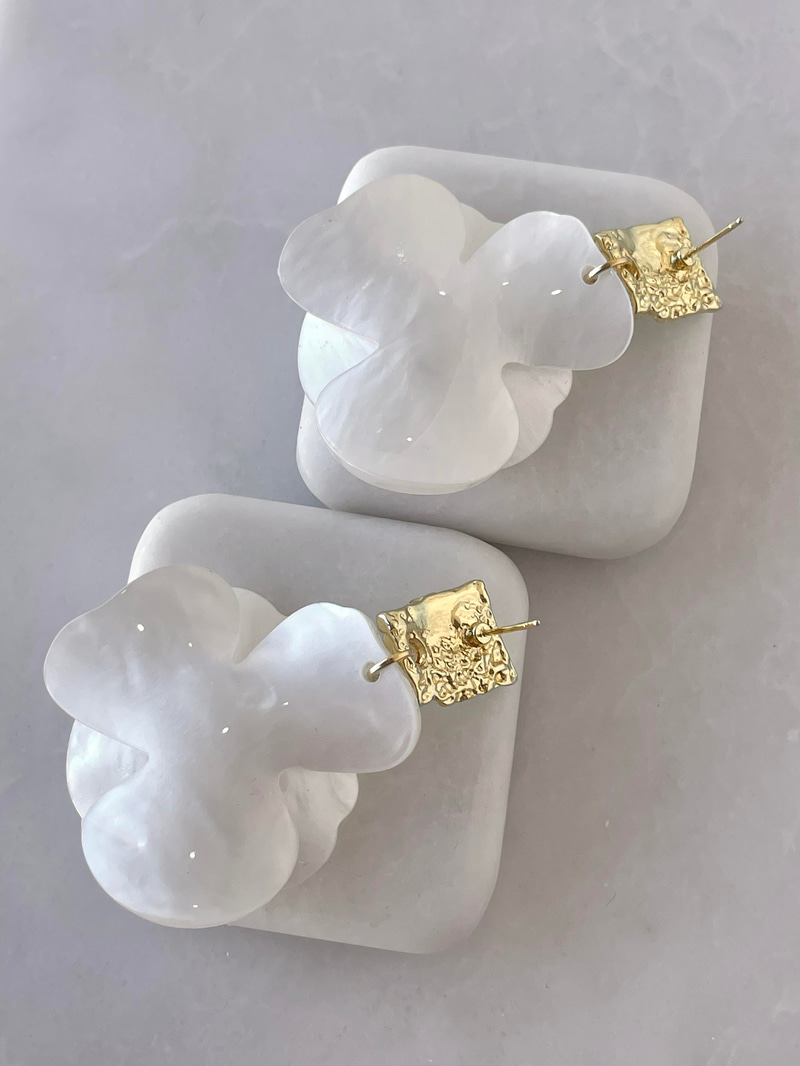 Çiçek Sallantılı Kemik Küpe Ekru