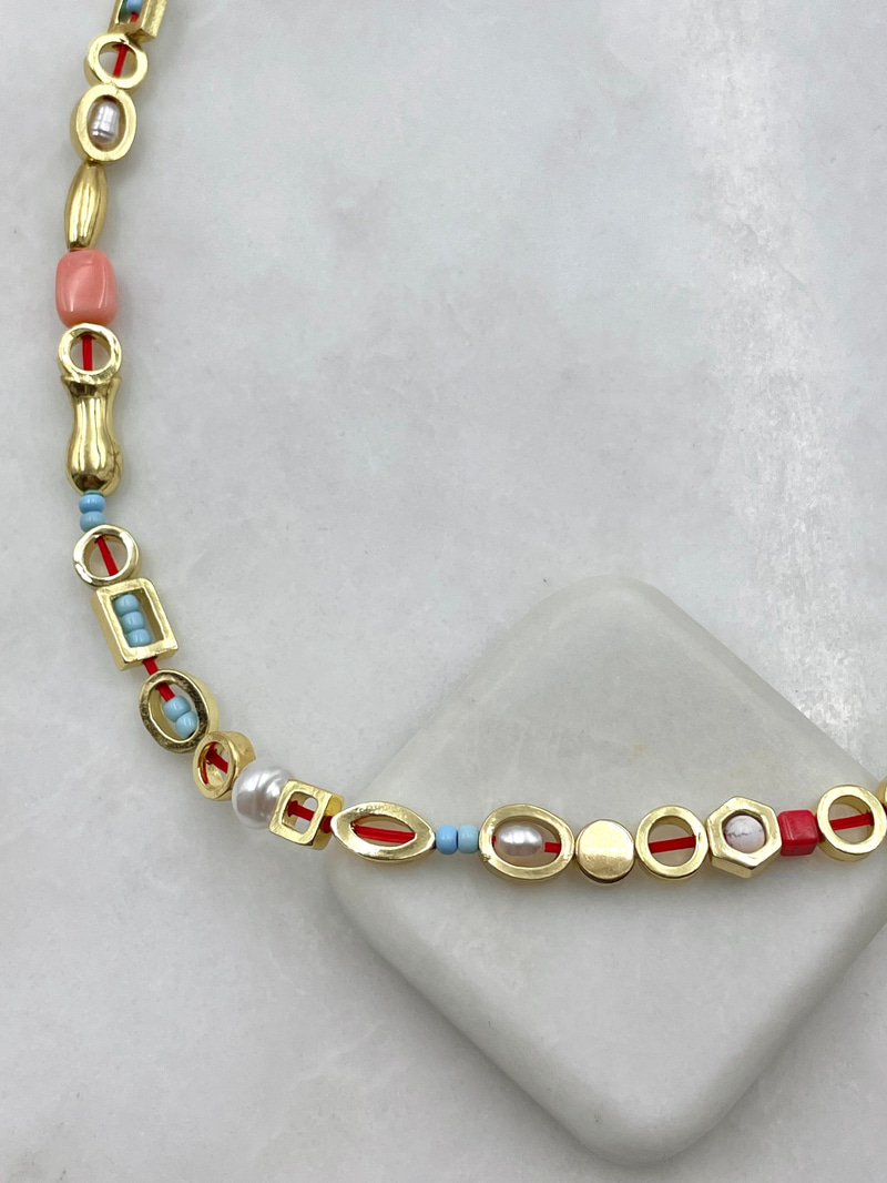 Renkli Taşlı Tasarım Kırmızı İp Kolye Gold