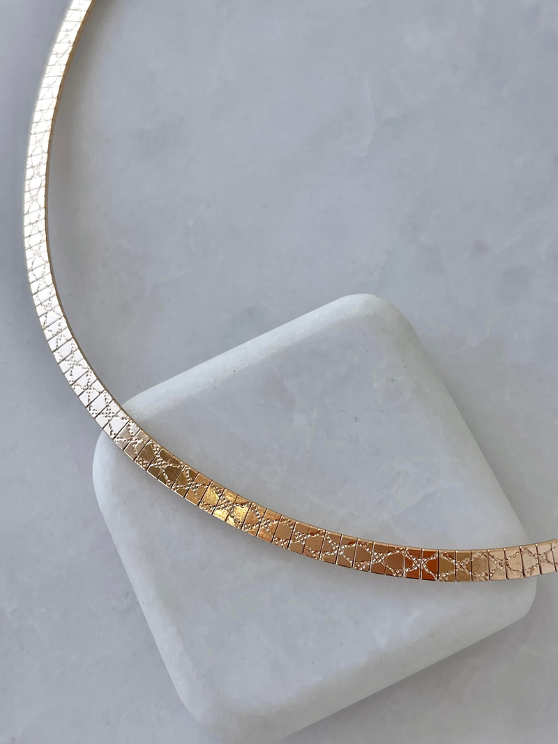 Özel Seri İşlemeli Plaka Choker Kolye