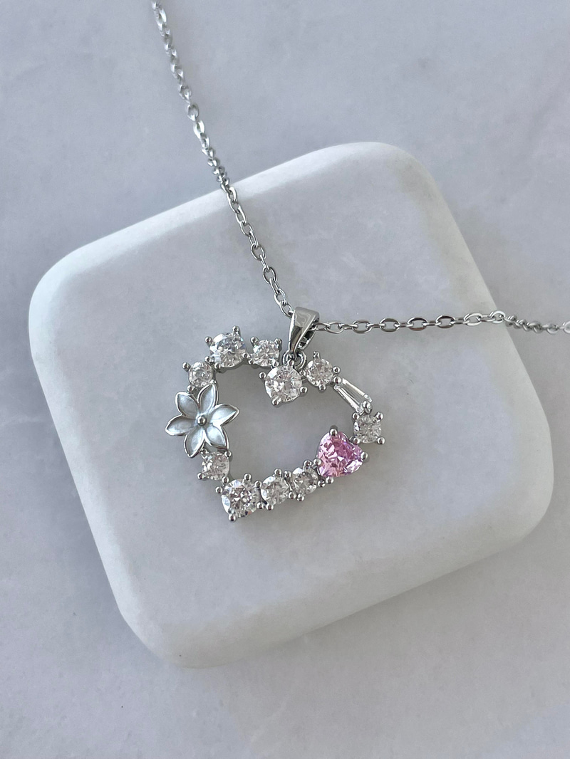 Çelik Kristal Taş ve Çiçekli Kalp Kolye Gümüş