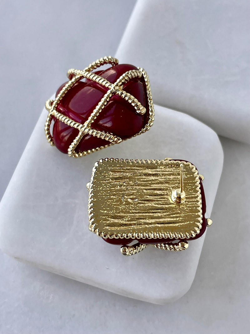 Gold Burgu Detaylı Dikdörtgen Küpe Bordo