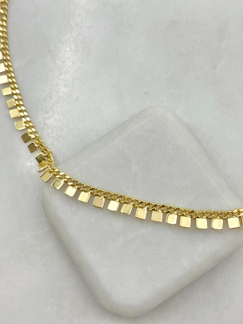 Kare Plaka Sallantılı Kolye Gold