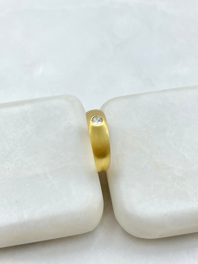 Daire Taşlı Mat Yüzük Gold