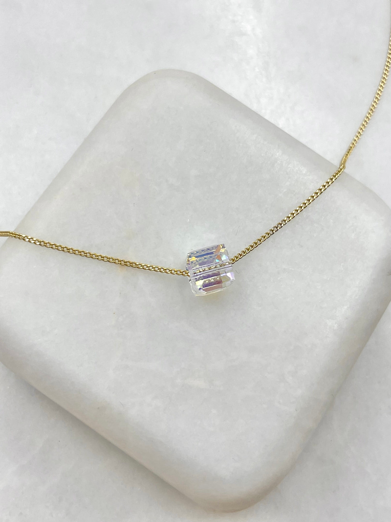 Özel Seri Yansımalı Küp Swarovski Kolye Gold