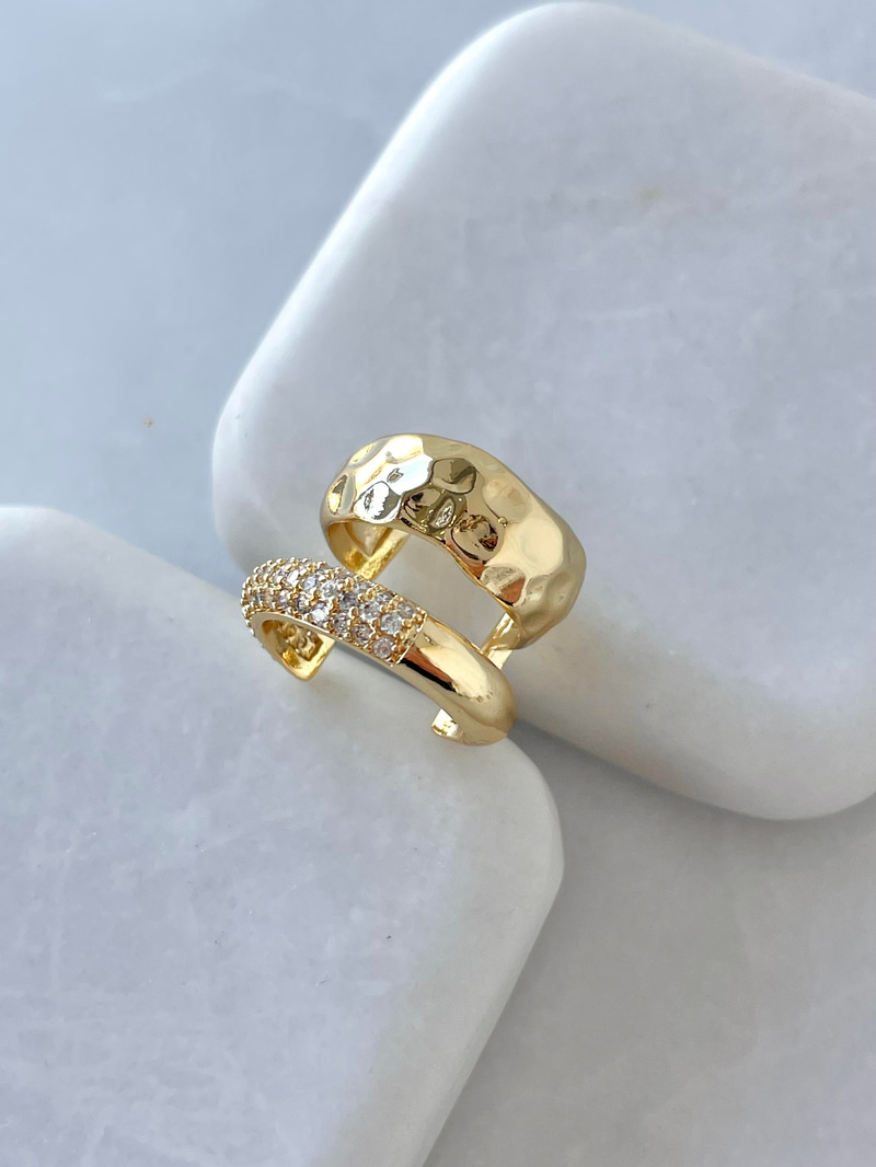 Altın Kaplama Çift Sıra Dövme Plaka ve Taşlı Kıkırdak Küpe Gold