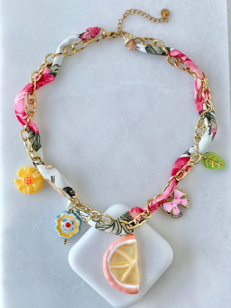 Çelik Charm Sallantılı Pembe Fularlı Kolye Gold