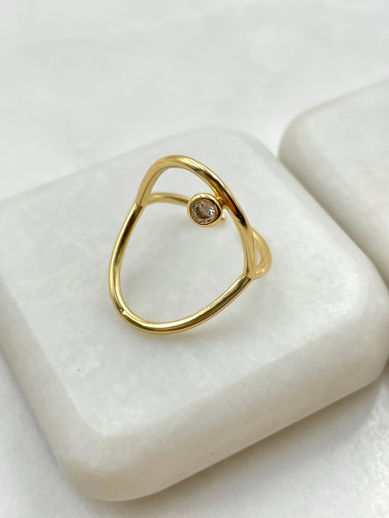 İçi Boş Taşlı Oval Plaka Yüzük Gold