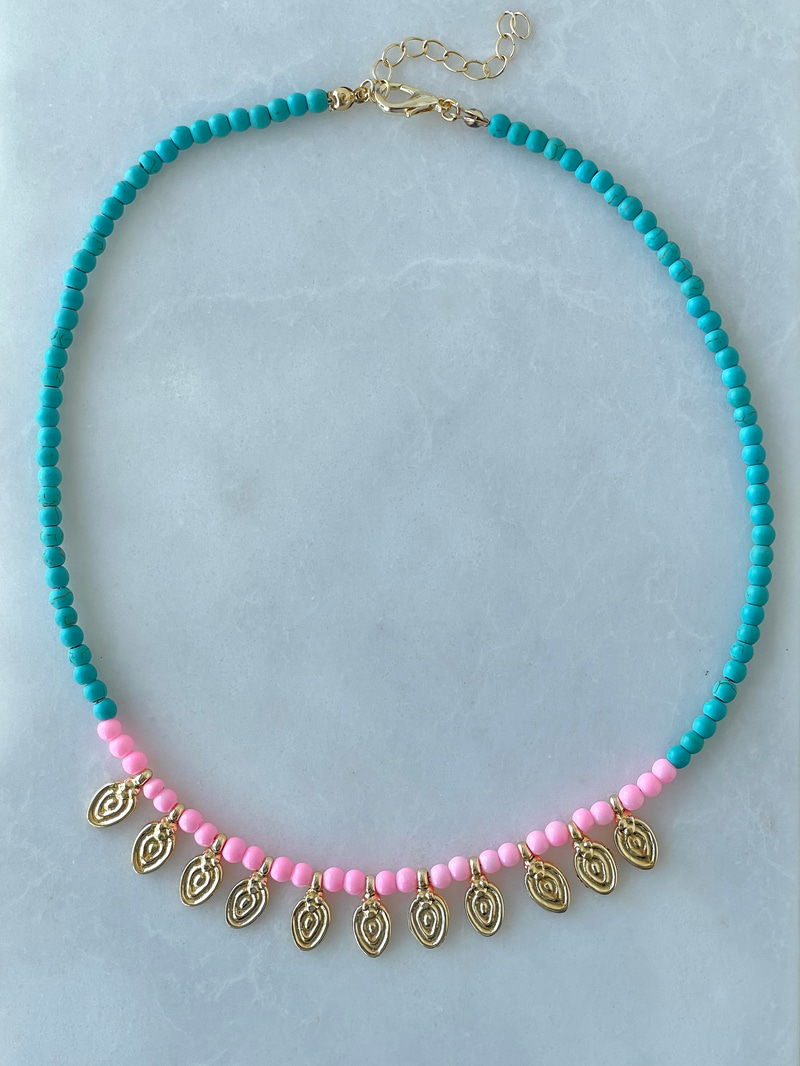 Plaka Sallantılı Pembe Boncuk Kolye Gold