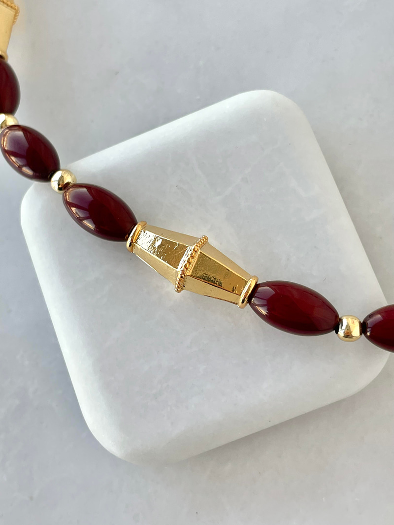 Gold Detaylı Bordo Badem Boncuk Kolye