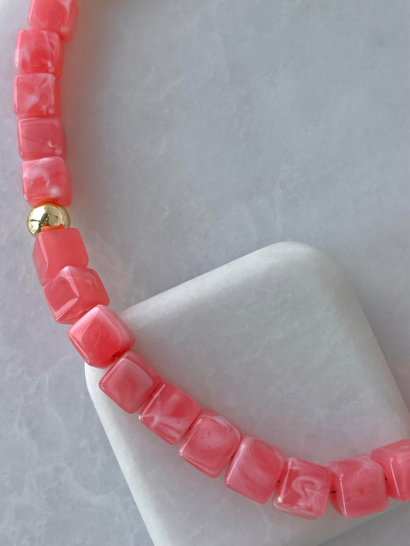 Doğal Taş Görünümlü Küp Kolye Pembe