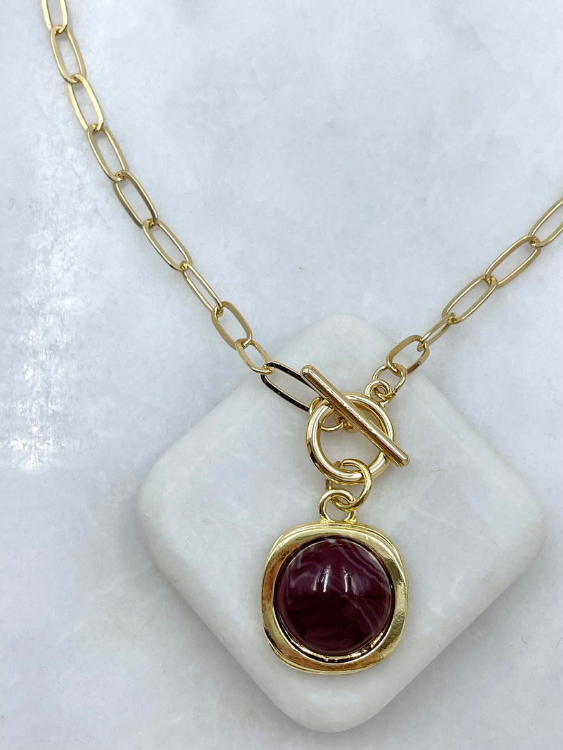 Altın Kaplama Gold Çerçeveli Daire Model Önden Kilit Vintage Kolye Bordo