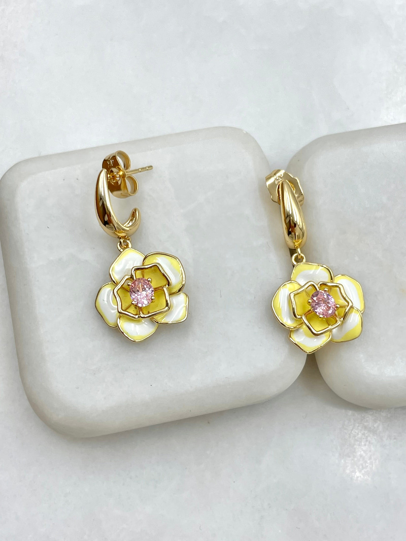 Özel Seri Pembe Kristal Taşlı Gül Model Küpe Gold