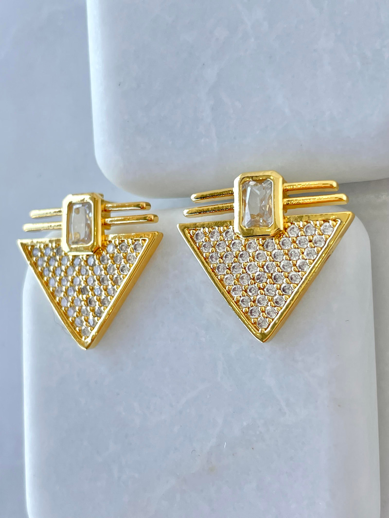 Çelik Gömme ve Kristal Taşlı Üçgen Tasarım Küpe Gold