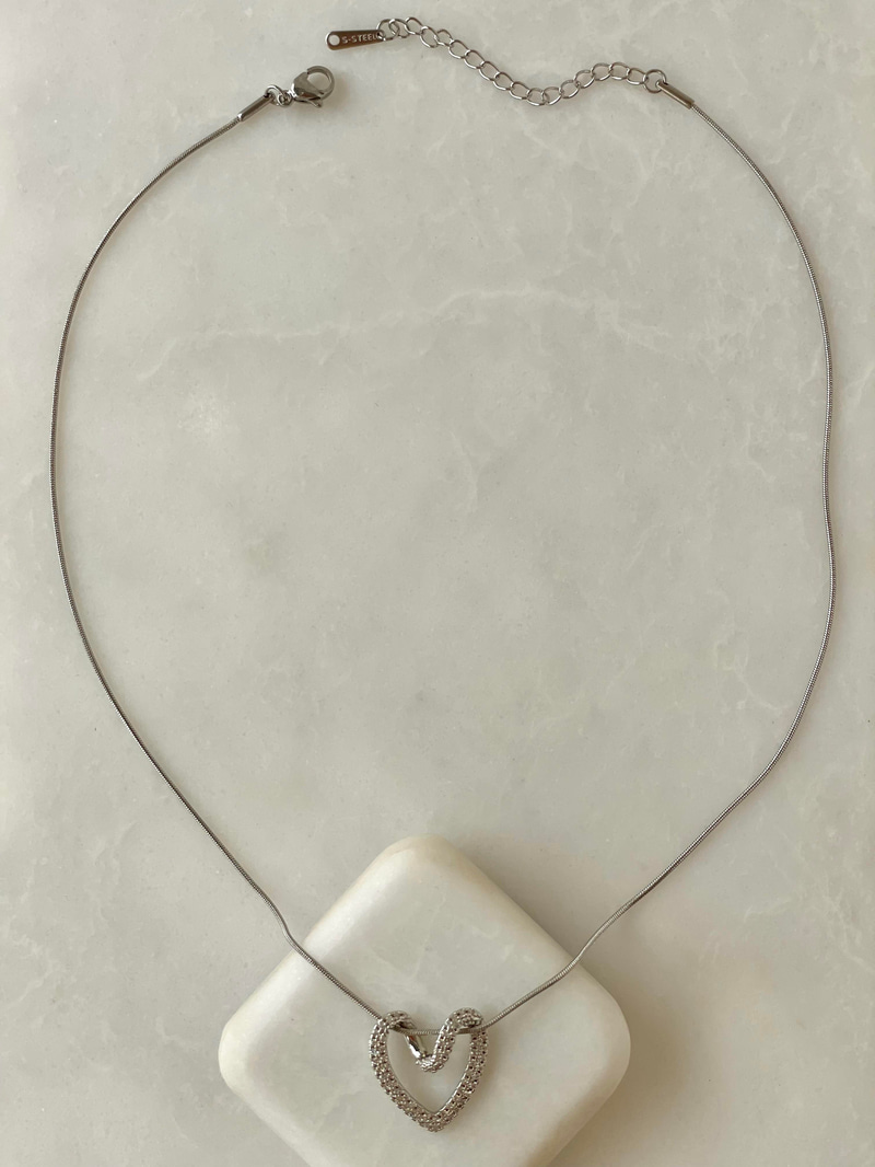 Çelik Gömme Taşlı İçi Boş Kalp Kolye Gümüş