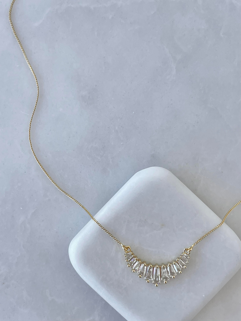 Altın Kaplama Sıralı Baget Taşlı Minimal Zincir Kolye