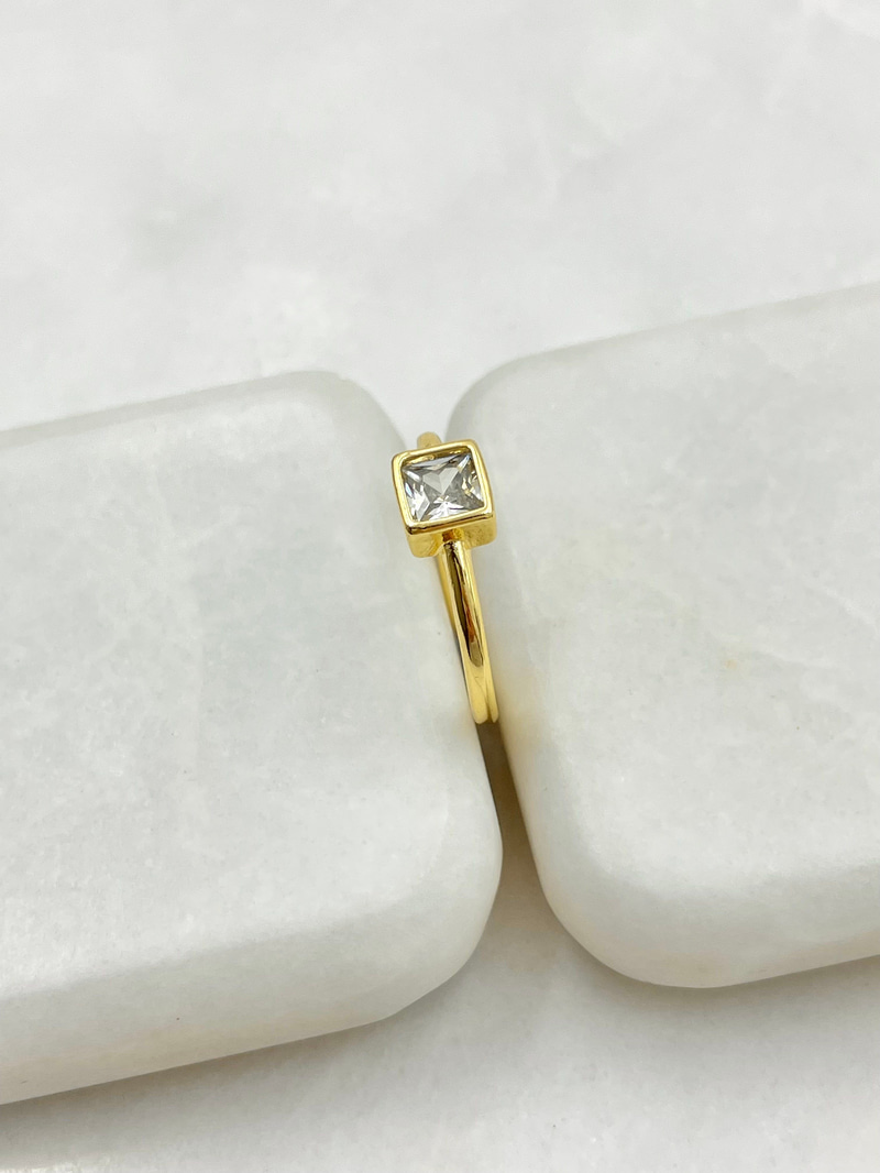 Kare Kristal Taşlı Yüzük Gold