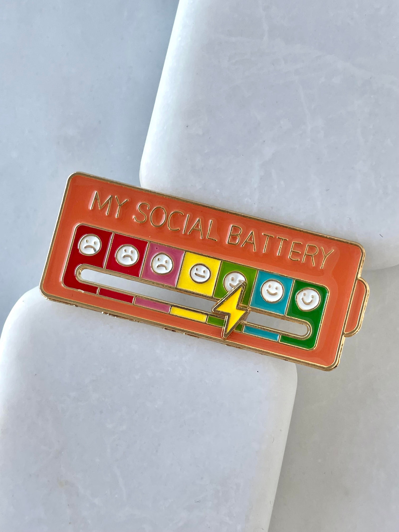 Social Battery Broş Yavruağzı