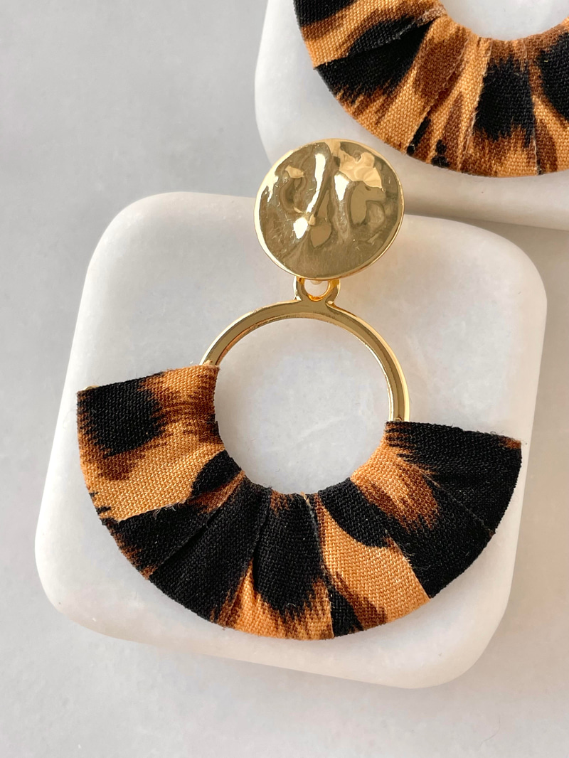 Daire Plaka Detaylı Leopar Sallantılı Küpe