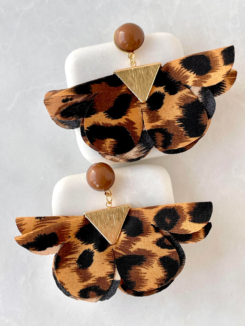 Leopar Çiçek Sallantılı Küpe