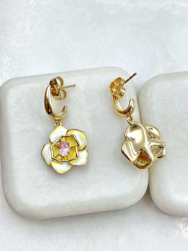 Özel Seri Pembe Kristal Taşlı Gül Model Küpe Gold