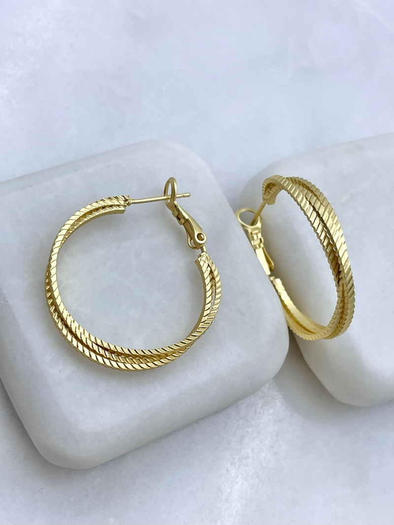 Altın Kaplama Üç Halka Geçişli Mat Küpe 3 cm Gold