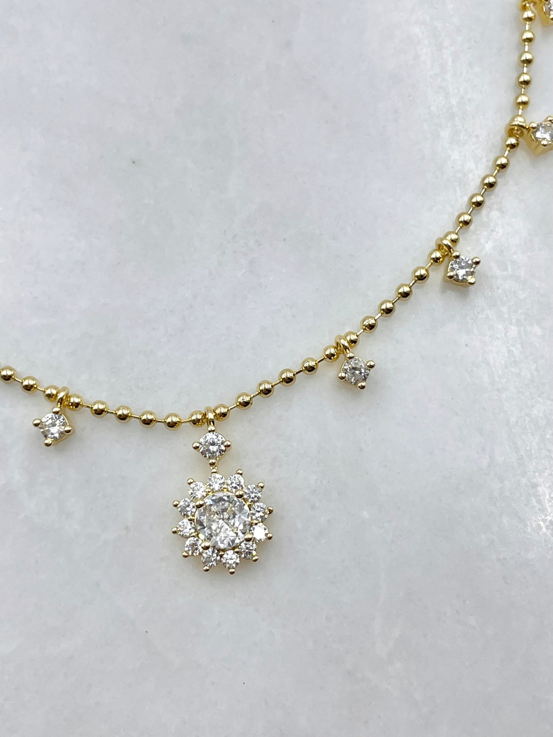 Güneş Model Kristal Taş Sallantılı Topçuk Kolye Gold