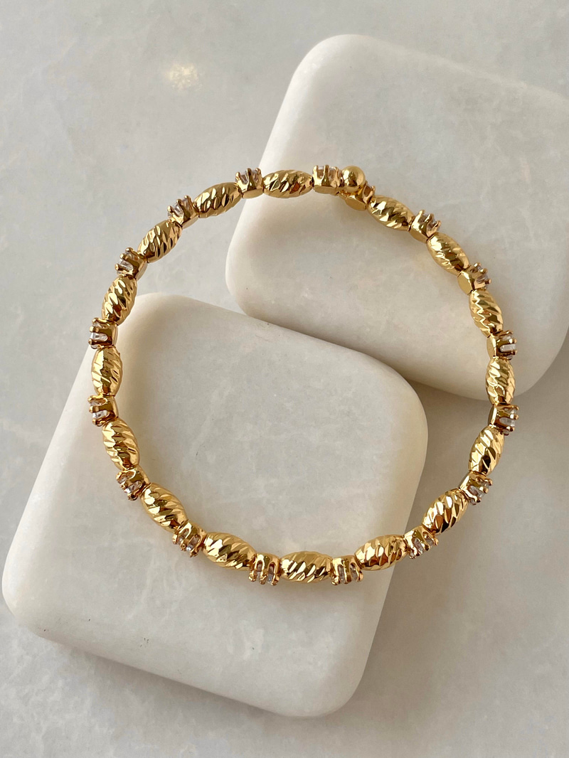 Altın Kaplama Kristal Taşlı Oval Boncuklu Yaylı Bileklik Gold
