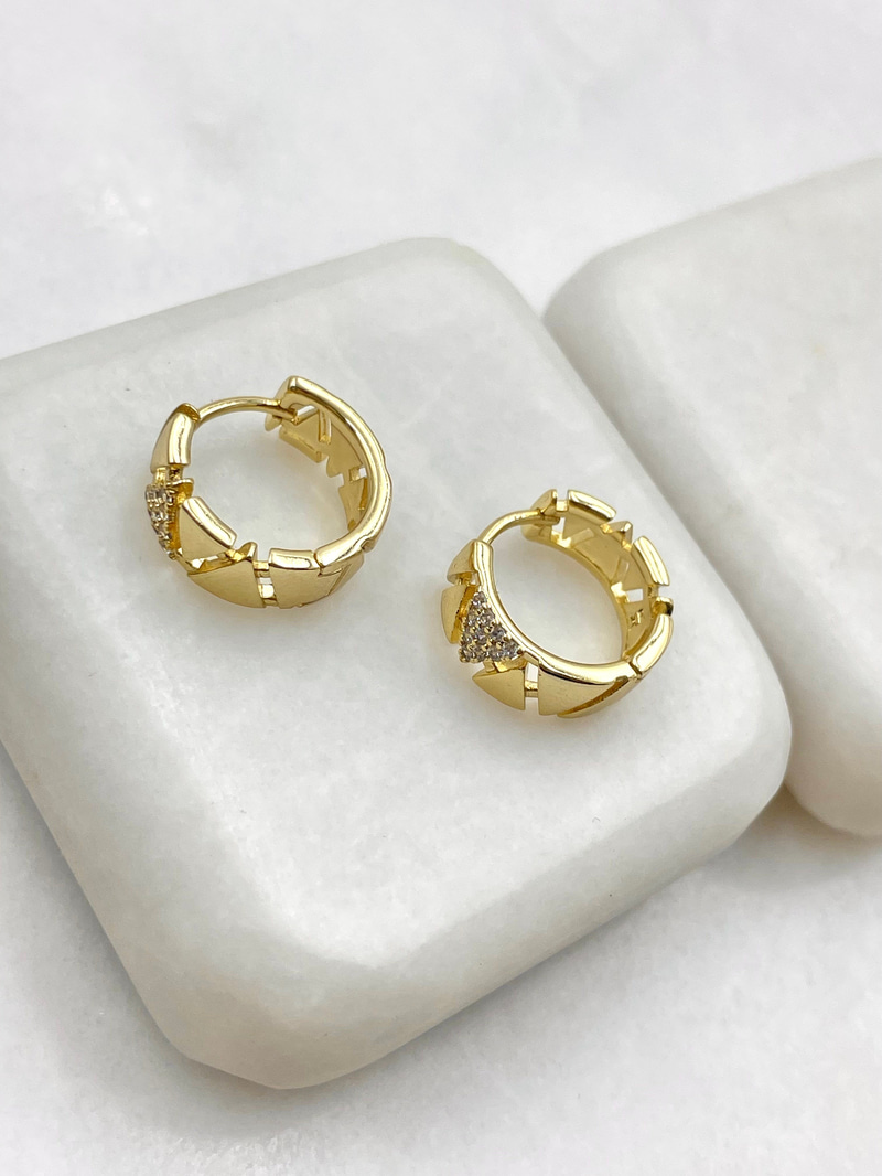 Özel Seri Taşlı Üçgen Model Küpe Gold