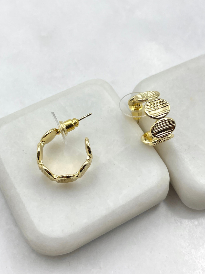 Çizgi Desenli Dizi Oval Küpe Gold