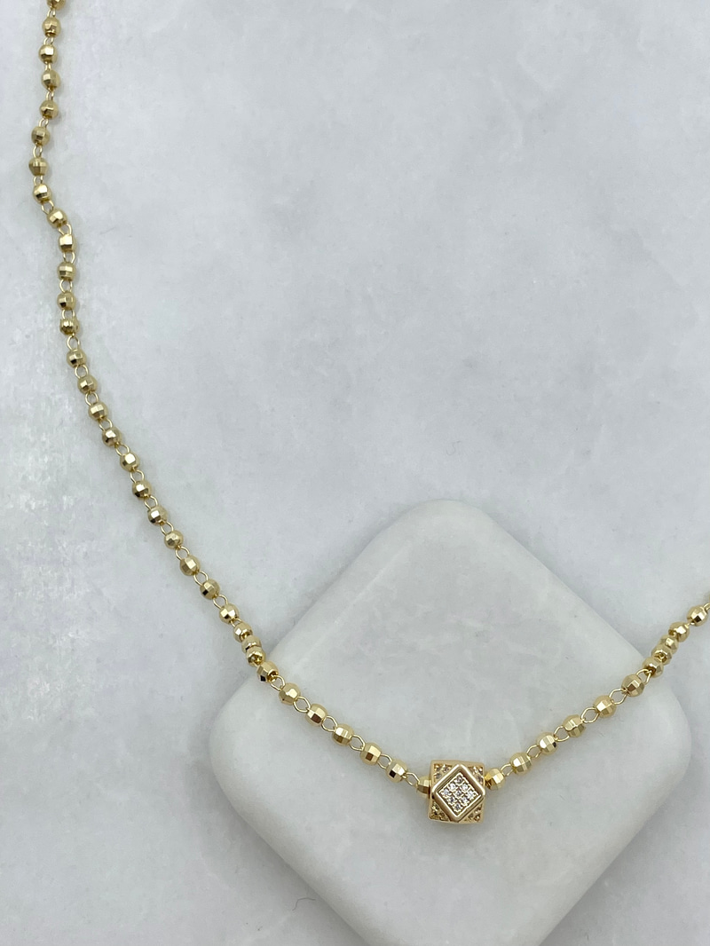 Altın Kaplama Geometrik Uçlu Yansımalı Topçuk Kolye Gold