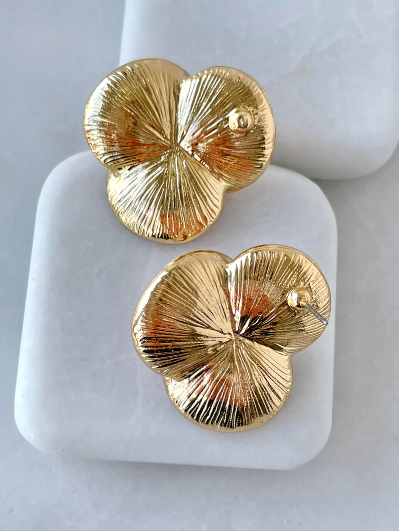Altın Kaplama Gold Topçuk Detaylı Çiçek Küpe Ekru