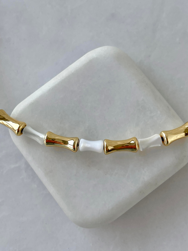 Gold Detaylı Kemik Boncuk Kolye Beyaz