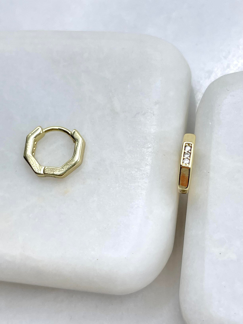 Özel Seri Minik Gömme Taşlı Köşeli Küpe Gold