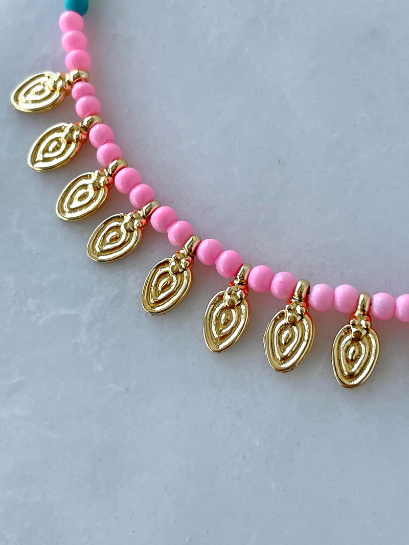 Plaka Sallantılı Pembe Boncuk Kolye Gold