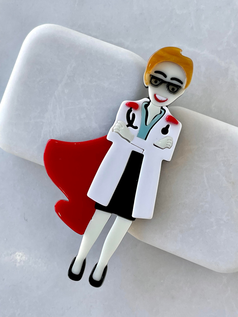 Kahraman Doktor Kemik Broş