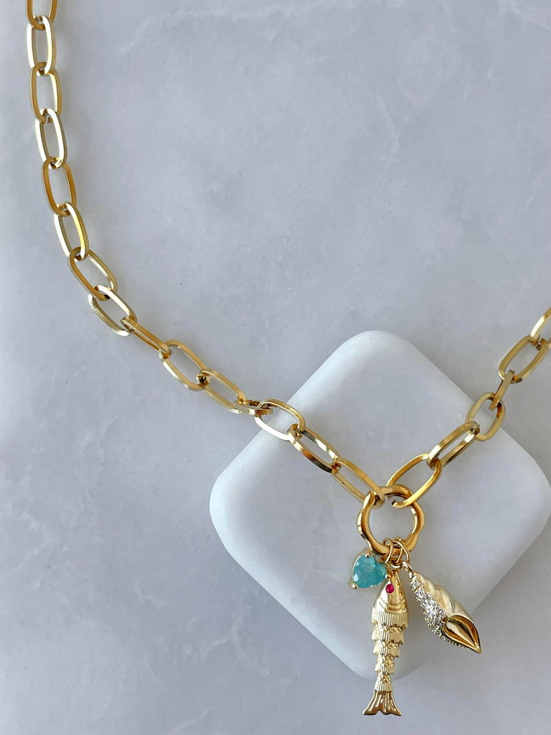 Çelik Balık ve Deniz Kabuğu Sallantılı Kolye Gold