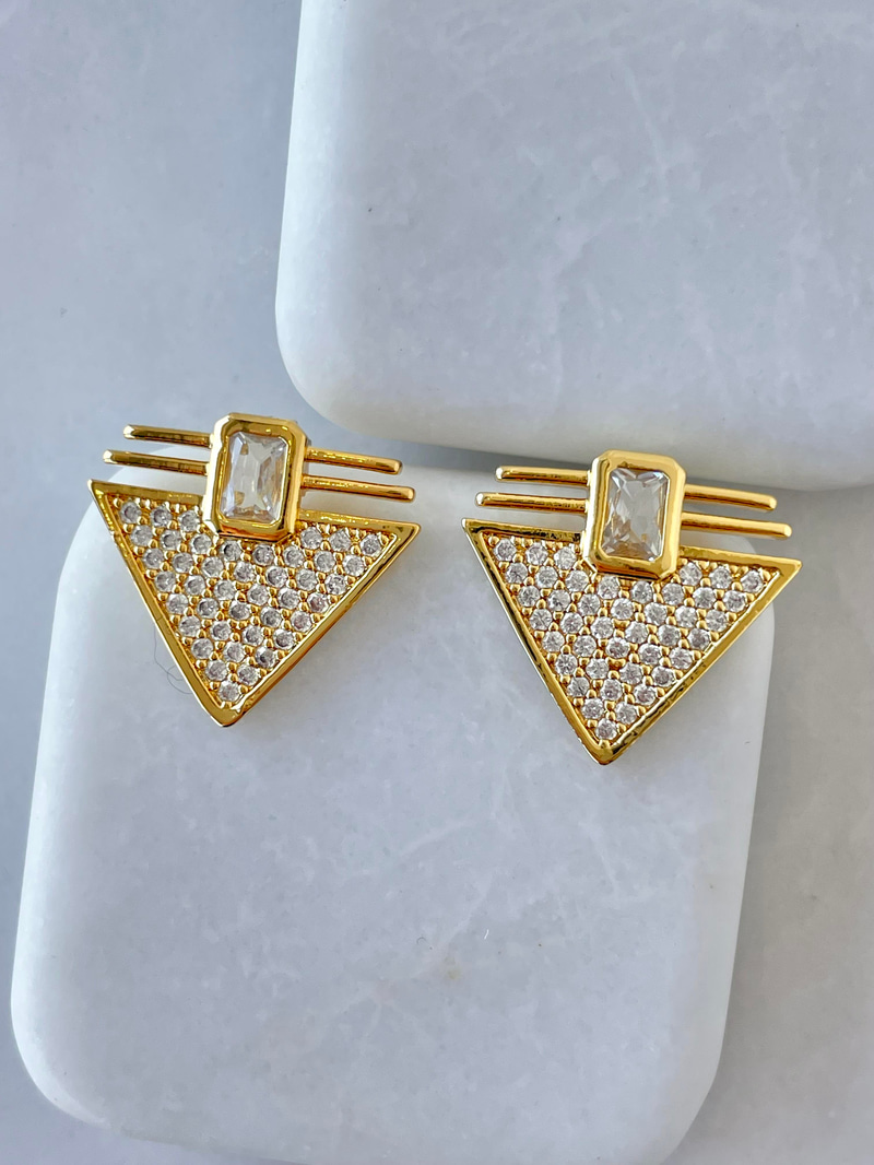 Çelik Gömme ve Kristal Taşlı Üçgen Tasarım Küpe Gold