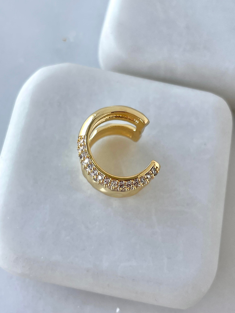 Altın Kaplama Çift Sıra Dövme Plaka ve Taşlı Kıkırdak Küpe Gold