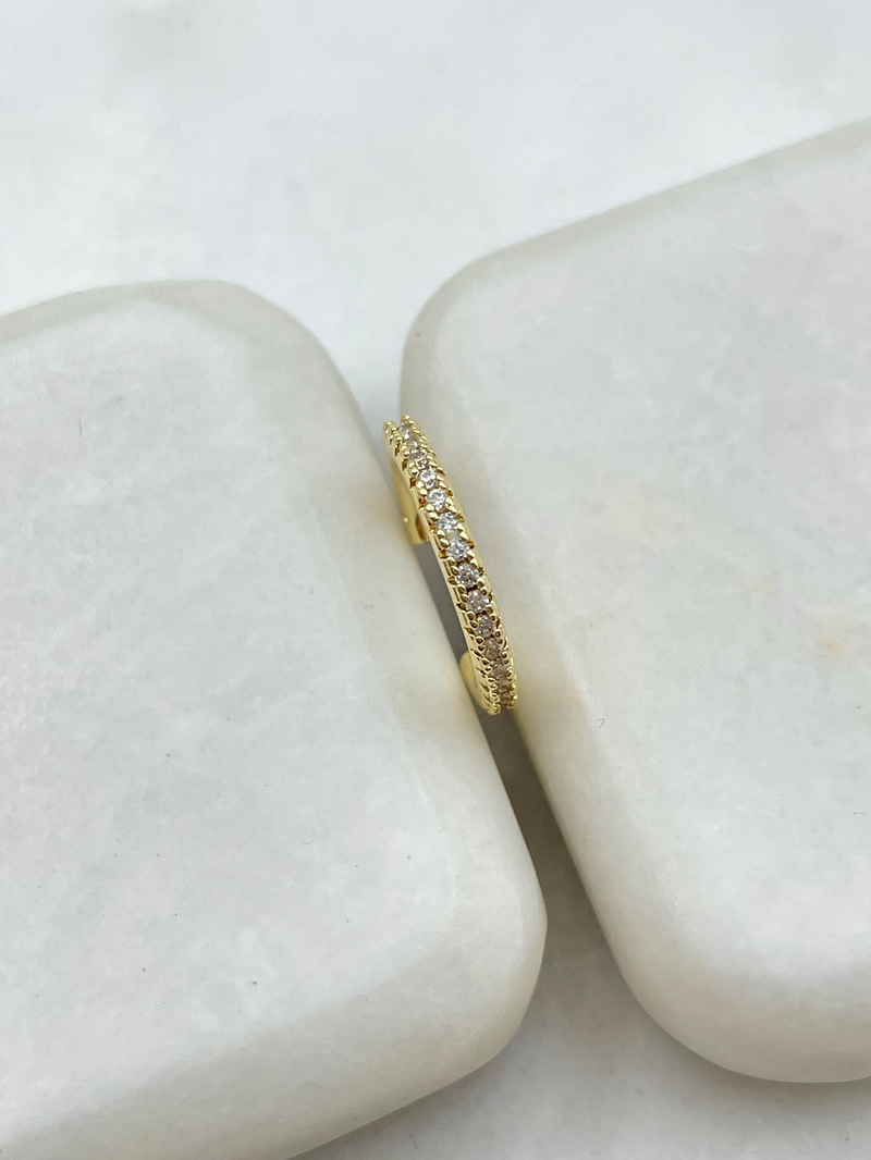 Gömme Taşlı Tek Sıra Kıkırdak Küpe Gold