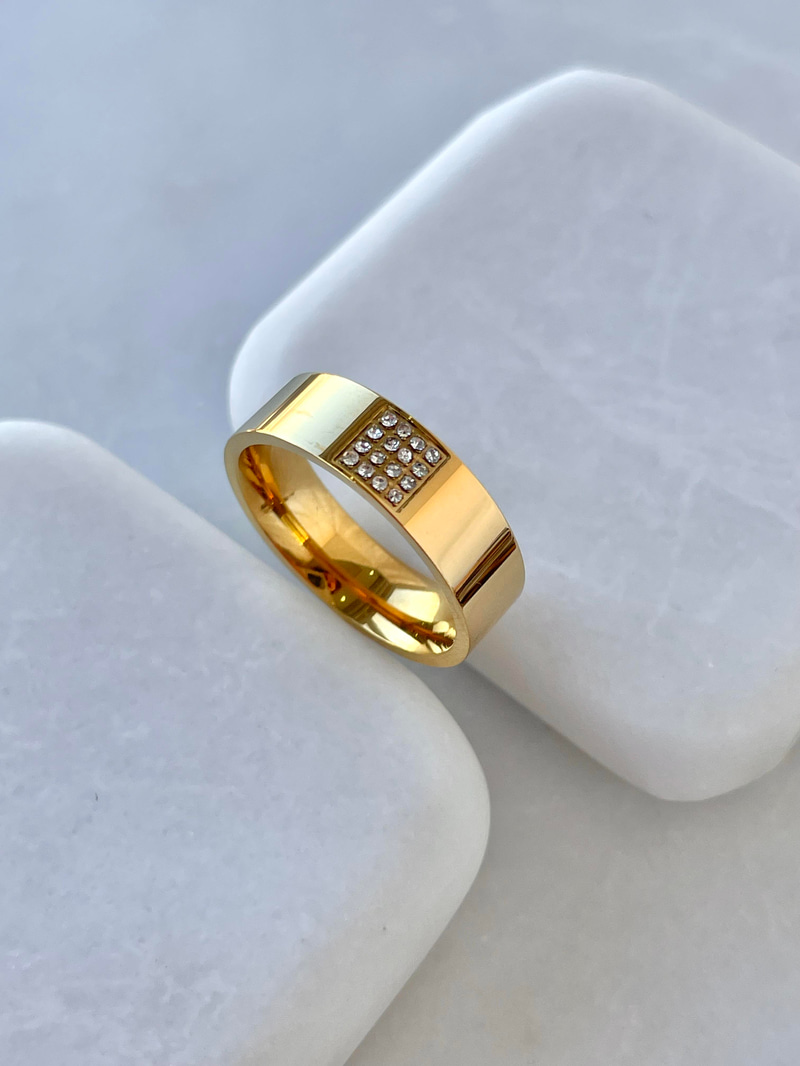 Çelik Gömme Taşlı Kare Kesim Yüzük Gold