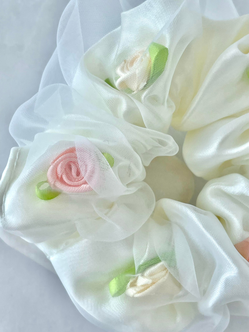 Gül Detaylı Organze Tül Scrunchie Toka Ekru