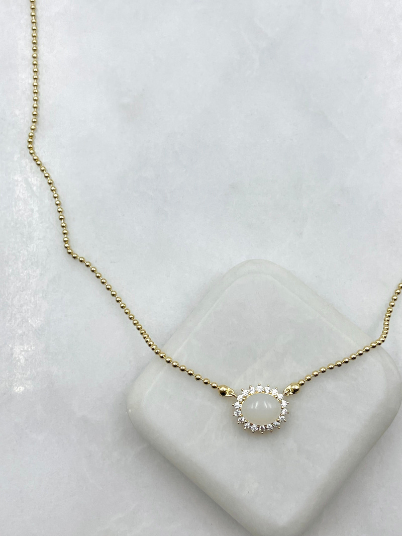 Beyaz Opal Taşlı Topçuk Zincir Kolye Gold