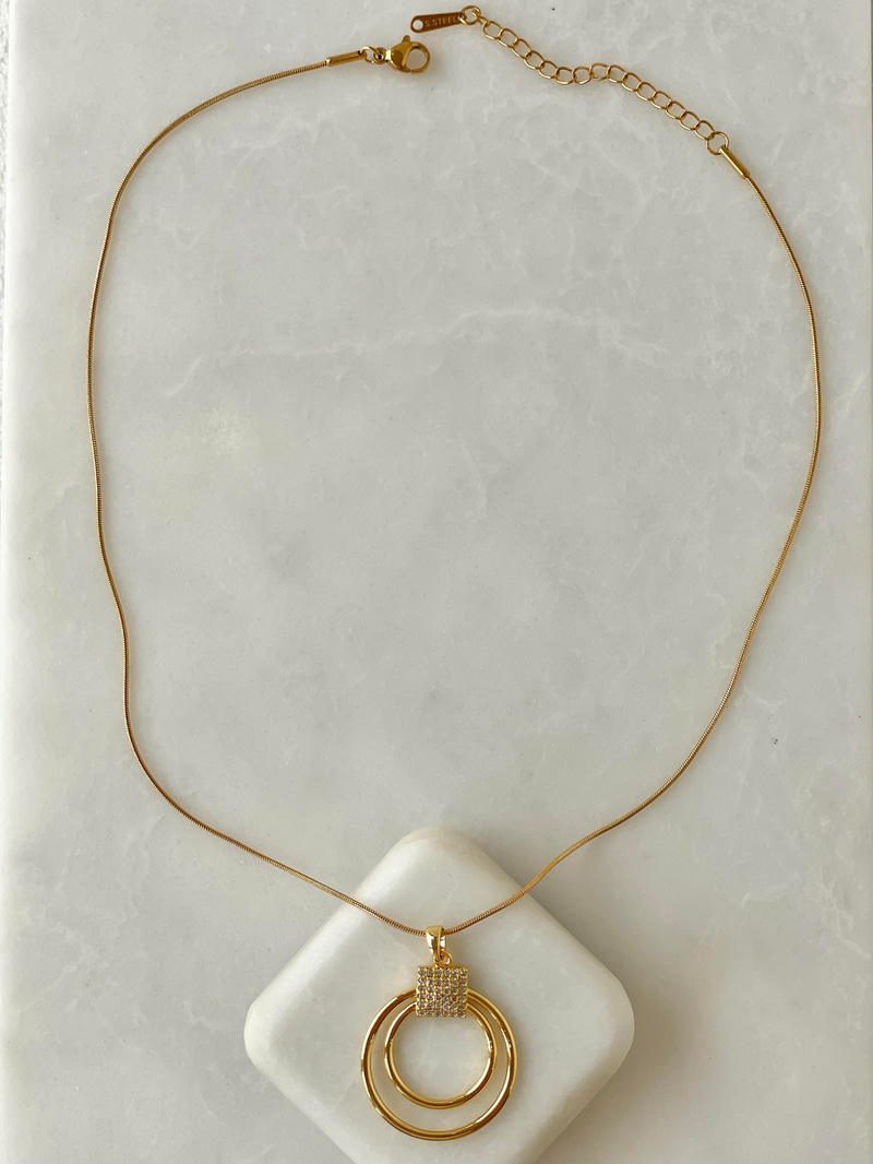 Çelik Gömme Taşlı İkli İçi Boş Daire Kolye Gold