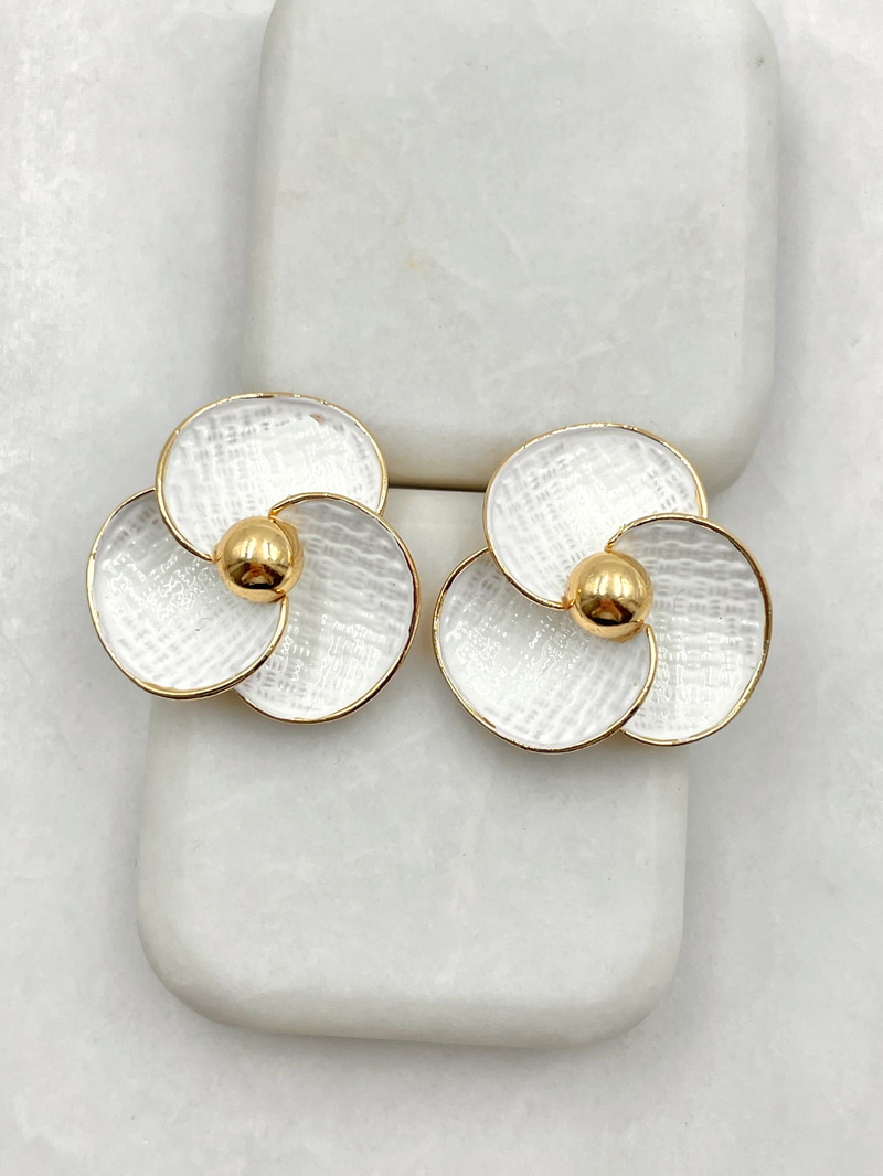 Gold Detaylı Beyaz Çiçek Küpe Gold