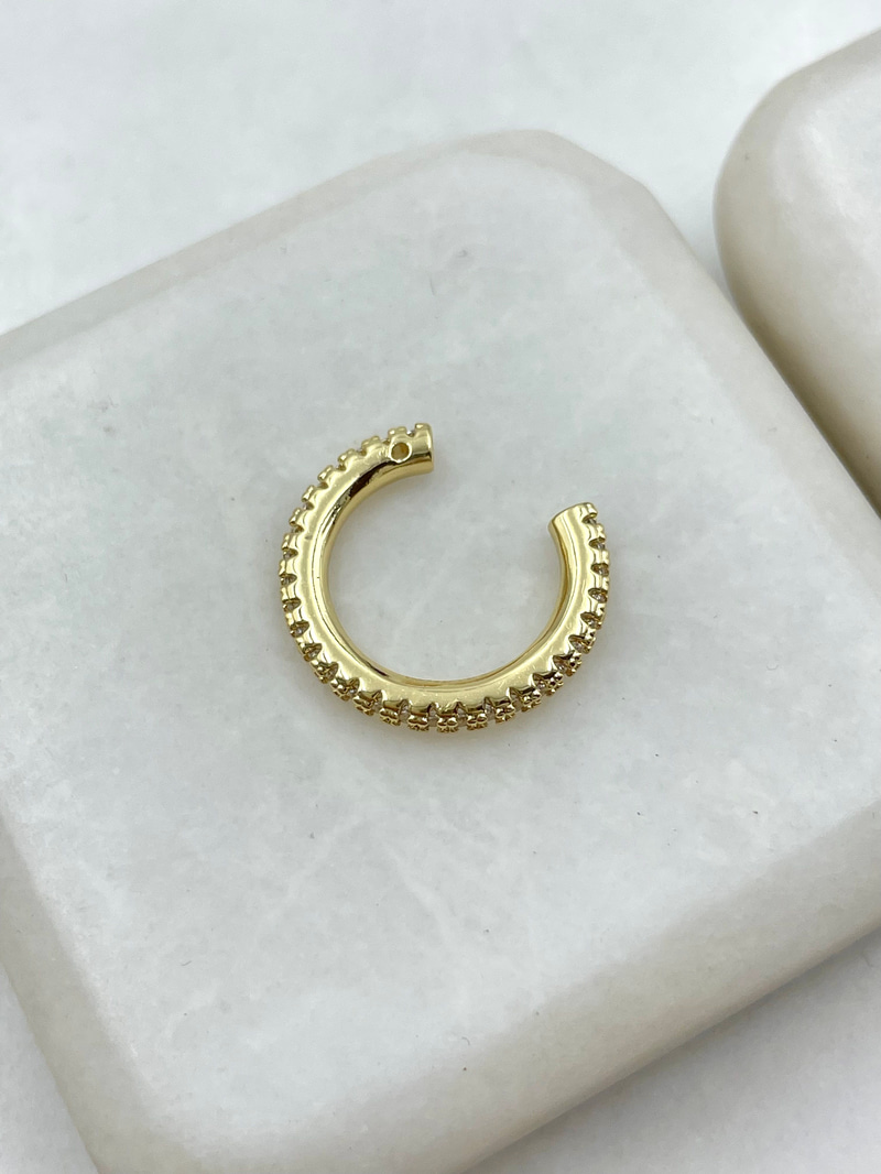 Gömme Taşlı Tek Sıra Kıkırdak Küpe Gold