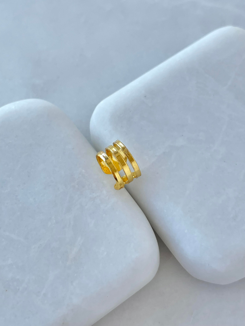 Çelik Üç Sıra Minimal Kıkırdak Küpe Gold