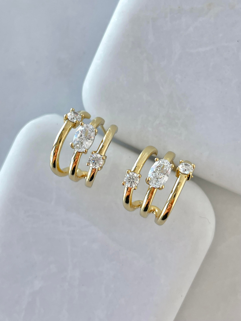 Özel Seri Üçlü Görünüm Baget Taşlı Küpe Gold
