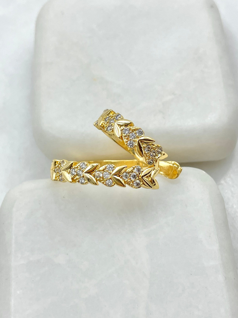 Kristal Kalpli Yaprak Model Kıkırdak Küpe Gold
