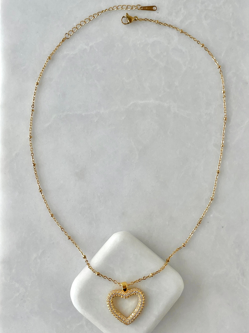 Çelik Gömme Taşlı Kalp ve Minik Topçuklu Zincir Kolye