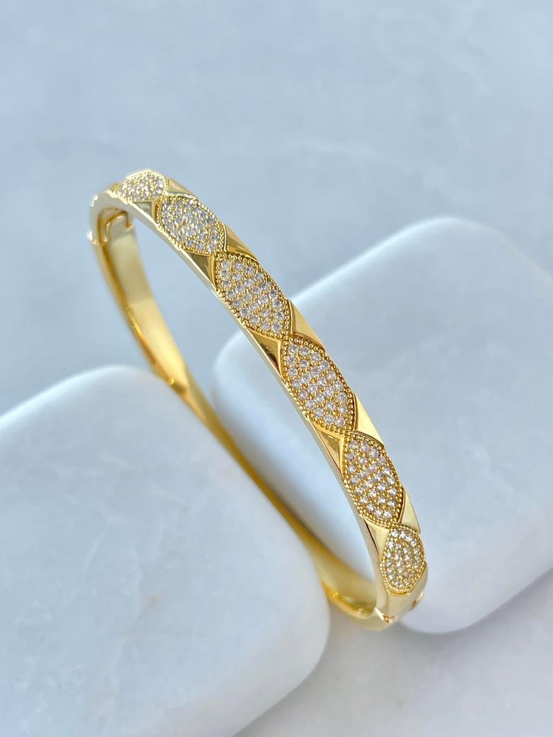 Özel Seri Gömme Taşlı Sarmal Model Kelepçe Gold